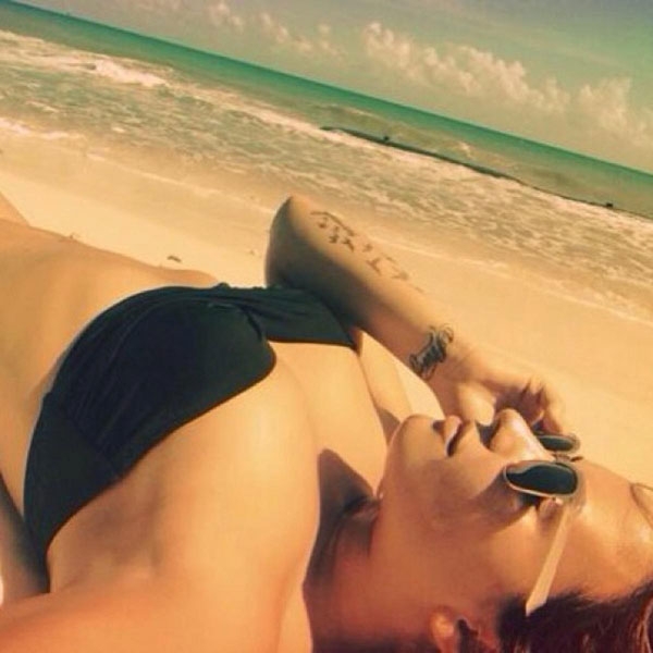 
	
	Ca sĩ Demi Lovato thư giãn trên bãi cát ngày 15/1.